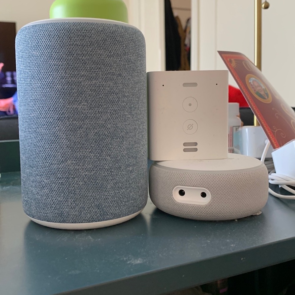 Set! Amazon Alexa Echo, Dot and Flex with chargers